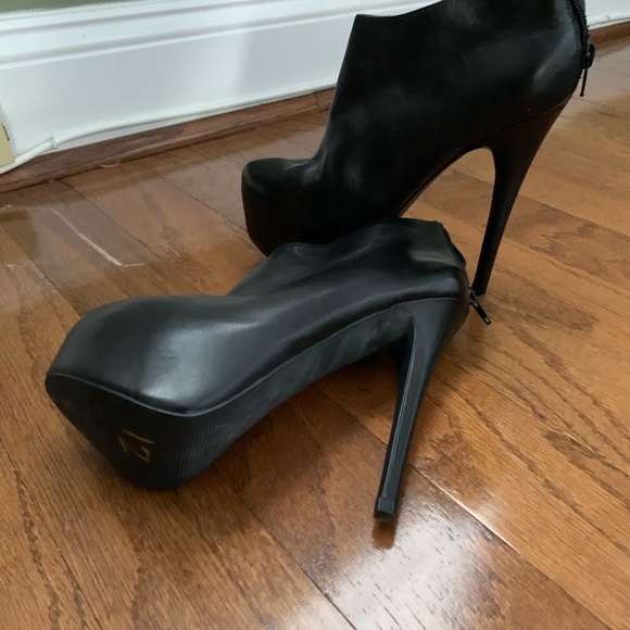 Steve Madden Black Hugh Pump Heels - Picture 4 of 6